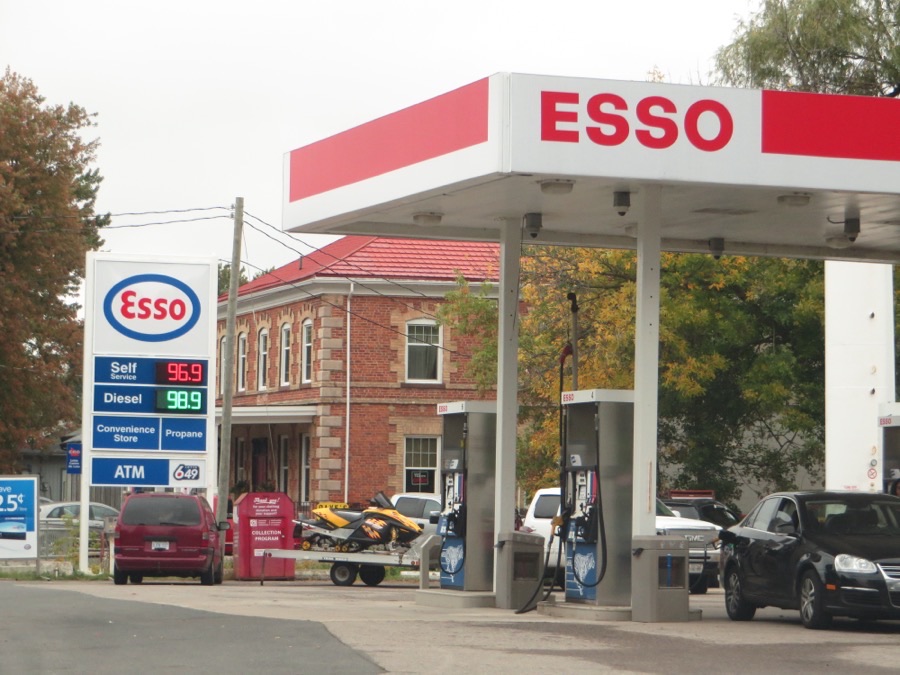 Esso の店舗外観
