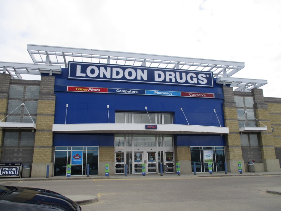 London Drugs の店舗外観