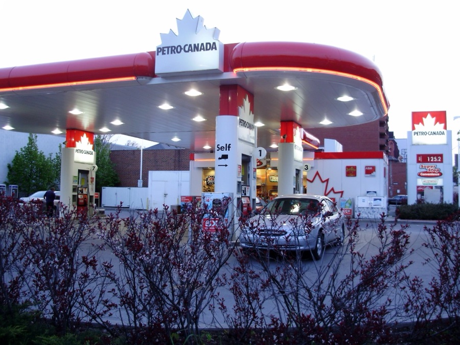 Petro-Canada の店舗外観