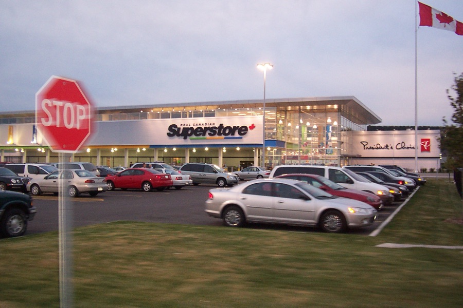 Real Canadian Superstore の店舗外観